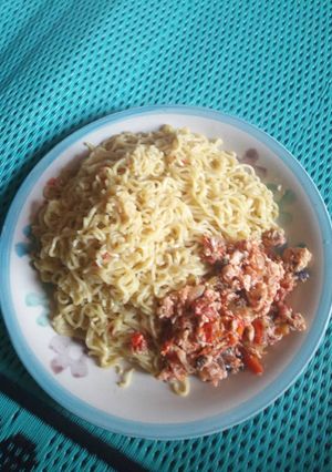 A picture of White noodles and sauce.
