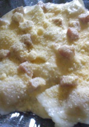 Una foto de Ravioles con salsa de queso y jamón