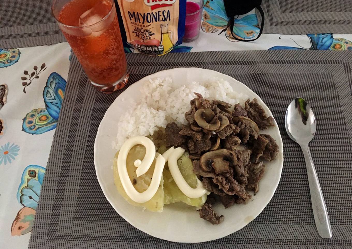 Carne en cuadros con champiñones acompañada de papas en salsa🍄