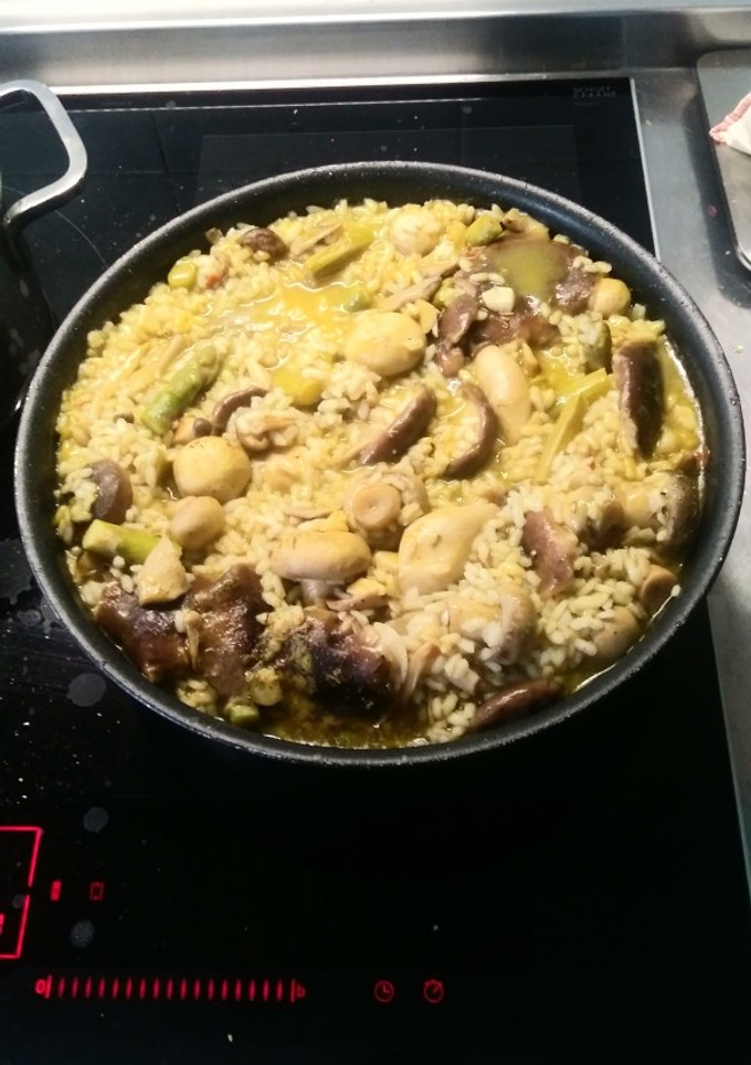 Una foto de Arroz caldoso con setas y espárragos