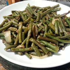 A picture of Long Green Beans with Lentils.