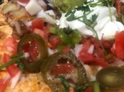 Una foto de nachos con queso