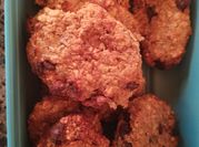 Una foto de galletas de avena con chocolate negro