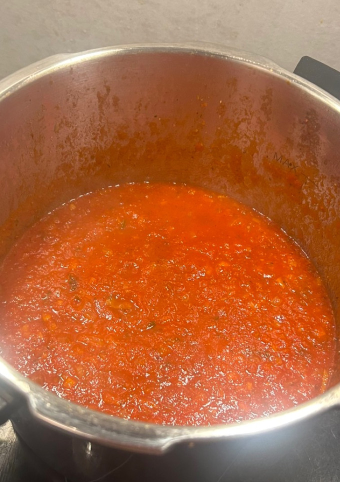 Una foto de Salsa de tomate en olla rápida