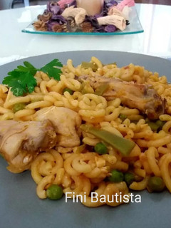 Una foto de Fideuá de pollo y conejo