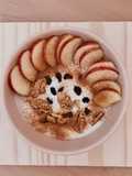 Smoothie bowl de yogur 🍎 con manzana, pasas, canela y nueces
