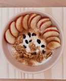 Smoothie bowl de yogur 🍎 con manzana, pasas, canela y nueces