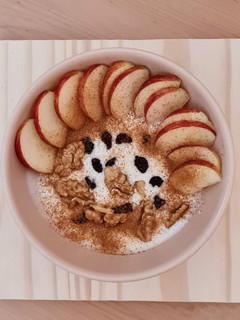 Una foto de Smoothie bowl de yogur 🍎 con manzana, pasas, canela y nueces