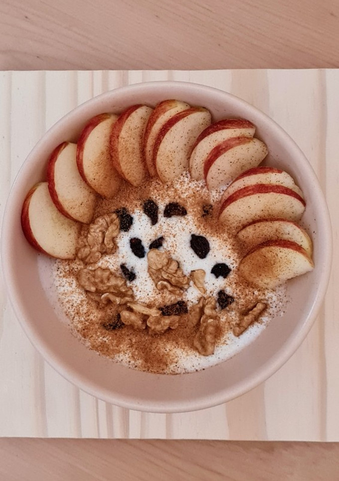 Una foto de Smoothie bowl de yogur 🍎 con manzana, pasas, canela y nueces