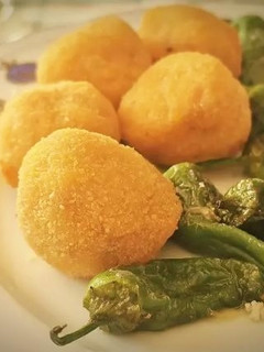 Una foto de Croquetas de Fuet con Pimientos de Padrón
