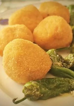 Una foto de Croquetas de Fuet con Pimientos de Padrón