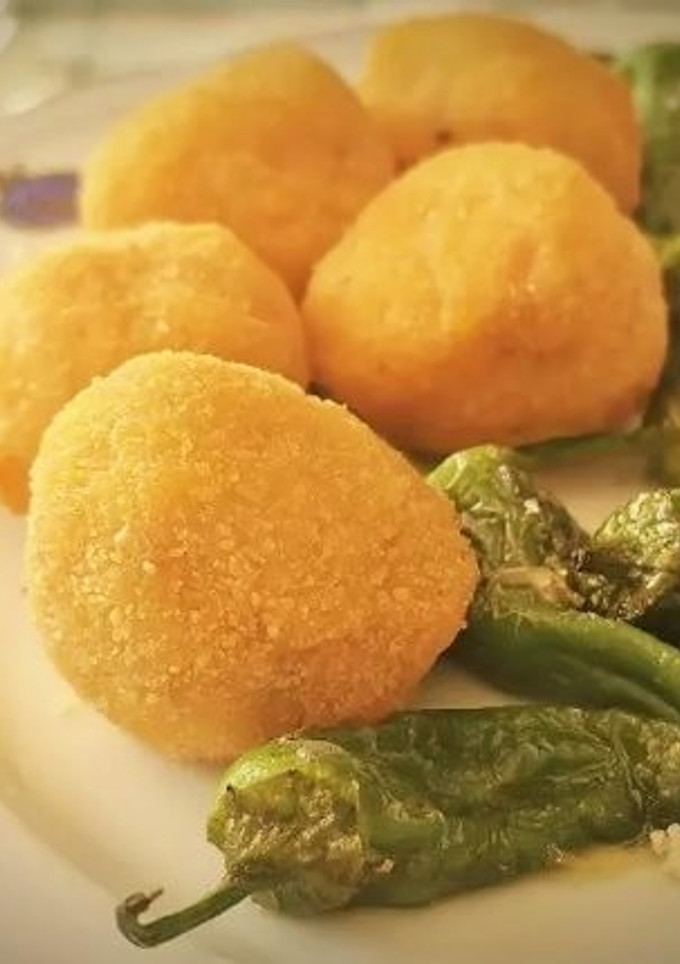 Una foto de Croquetas de Fuet con Pimientos de Padrón