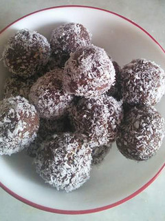 A picture of Dates coconut balls.