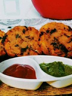 ब्रेड आलू टिक्की (Bread Aloo Tikki recipe in Hindi) रेसिपी मुख्य फोटो