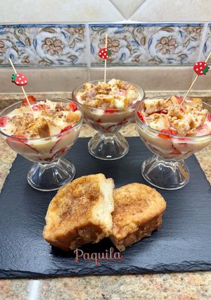 Una foto de Fresas 🍓 con Torrijas bañadas en Natillas 💛 Receta de aprovechamiento