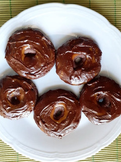 Una foto de Rosquitas de chocolate bañadas en dulce de leche y chocolate