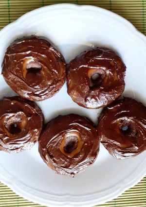 Una foto de Rosquitas de chocolate bañadas en dulce de leche y chocolate
