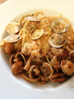 Una foto de Tallarines con sabor marinero