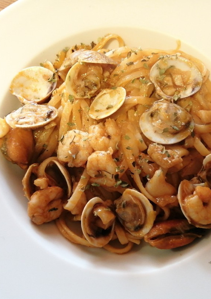 Una foto de Tallarines con sabor marinero