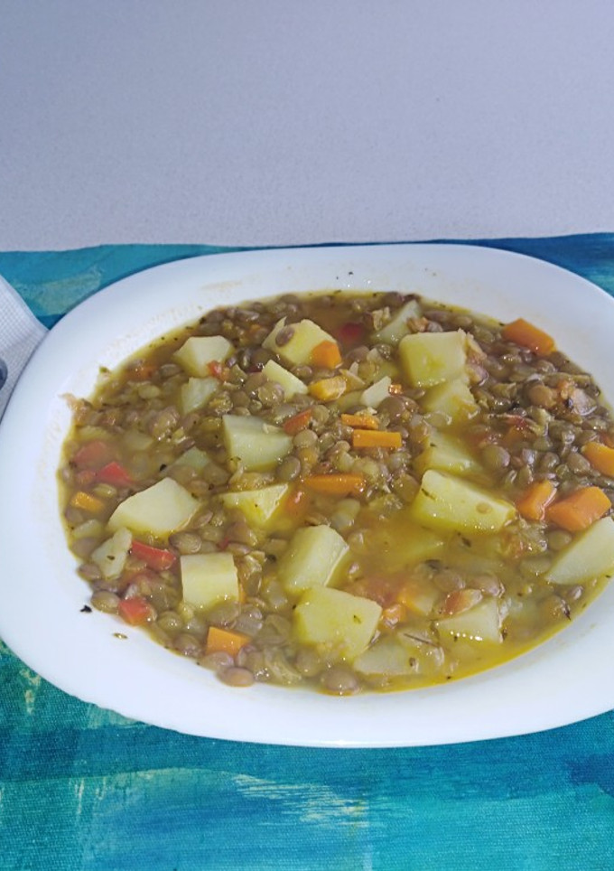 Una foto de Guiso de lentejas vegetariano