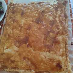 A picture of Empanada de bacon con carne picada de pollo.