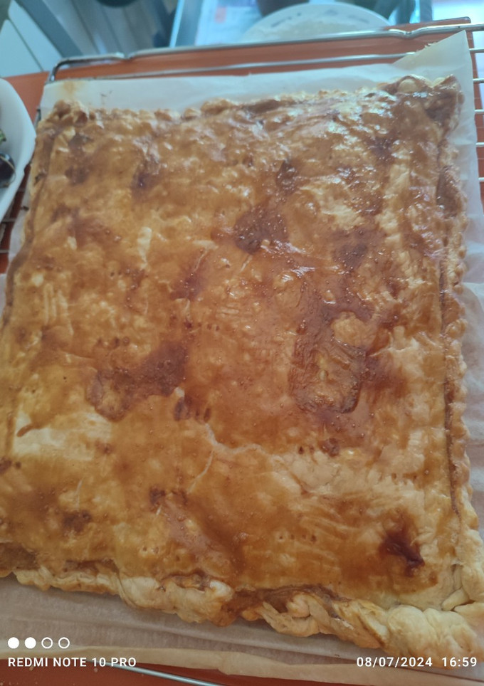 Una foto de Empanada de bacon con carne picada de pollo