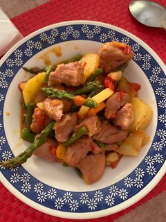 Una foto de Ragout de pavo con espárragos verdes y patatas