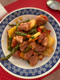 Una foto de Ragout de pavo con espárragos verdes y patatas
