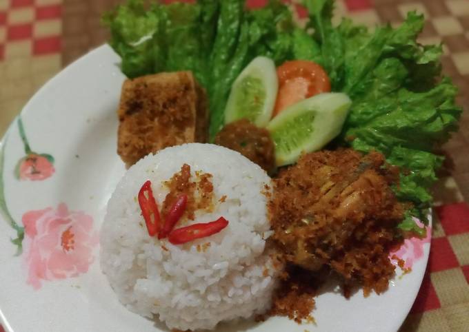 Nasi ayam goreng lengkuas