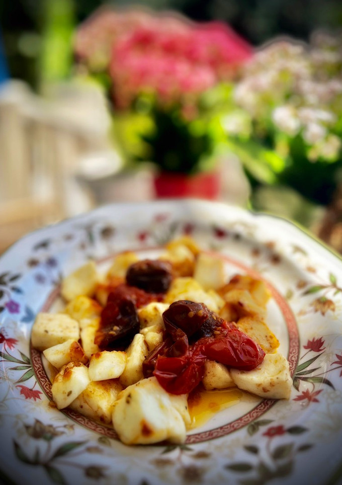 Una foto de Halloumi especiado con tomate cherry confitado (en airfryer)