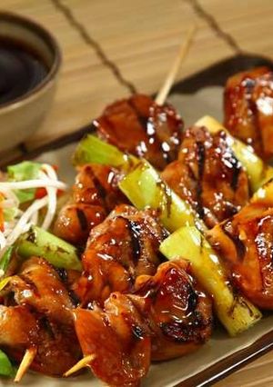 Una foto de Yakitori - kebabs de pollo