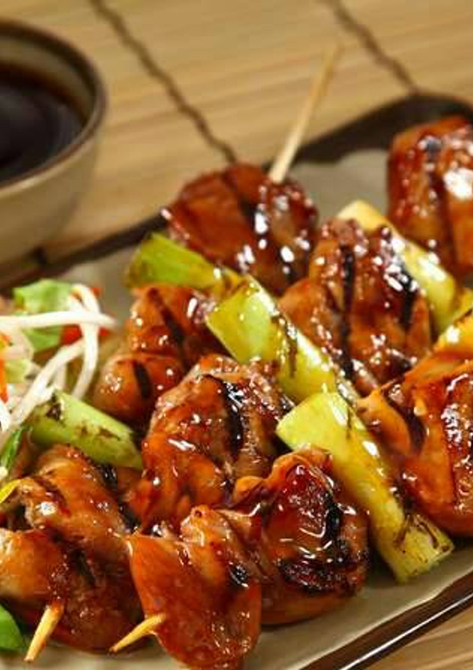 Una foto de Yakitori - kebabs de pollo