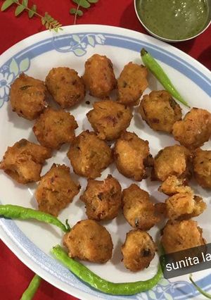 क्रिस्पी सूजी पकौड़े (Crispy suji pakode recipe in Hindi) रेसिपी मुख्य फोटो