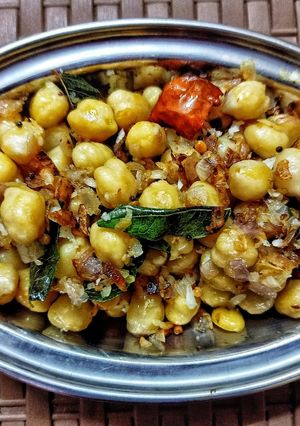 கொண்டை கடலை சுண்டல் (Kondaikadalai sundal recipe in tamil) செய்முறை முக்கிய புகைப்படம்