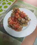 Tostas de atún en adobo y verdura asada con picada de tomate