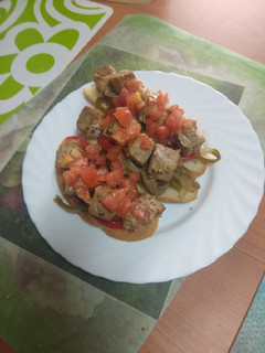 Una foto de Tostas de atún en adobo y verdura asada con picada de tomate