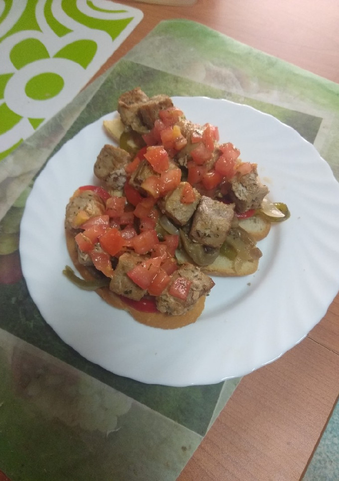 Una foto de Tostas de atún en adobo y verdura asada con picada de tomate