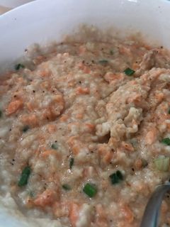 Hình của món Cháo yến mạch cá hồi.