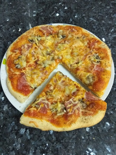 Una foto de Pizza con masa esponjosa