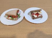 Una foto de sandwich de morron y huevo