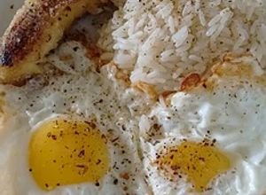 Una foto de Arroz a la cubana con banana frita