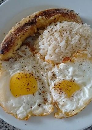 Una foto de Arroz a la cubana con banana frita