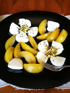 Una foto de Postre de mozzarella y ciruela amarilla