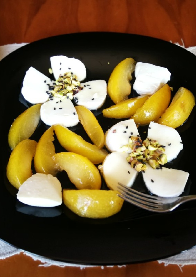 Una foto de Postre de mozzarella y ciruela amarilla