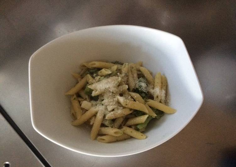 Penne con broccoli e acciughe