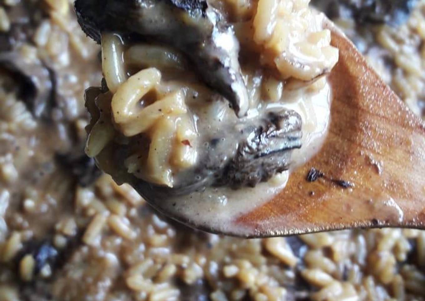 Risotto cremoso de arroz y hongos de pino