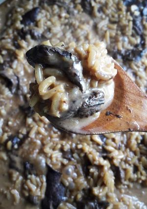 Una foto de Risotto cremoso de arroz y hongos de pino
