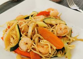 Noodles cu creveți și legume