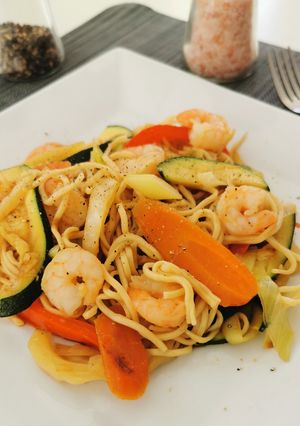 O poză a rețetei Noodles cu creveți și legume.