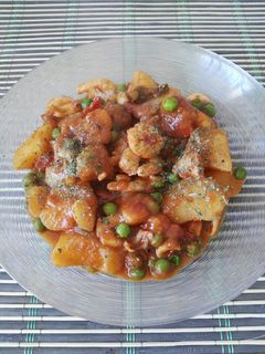Una foto de Patatas con sepia y gambas